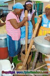 Mujeres Garifunas preparando Machuca en Corozal la ceiba