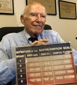 Herbert Saffir con una copia antigua de la escala Saffir Simpson