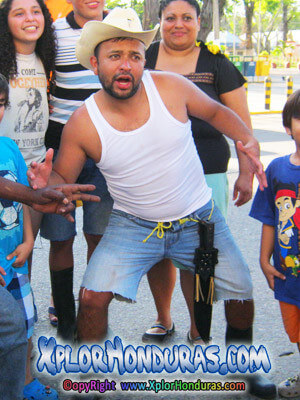 Juan Carlos Ortiz Quiro elenco de Un Loco Verano Catracho Juan Carlos Ortiz Quiro elenco de Un Loco Verano Catracho