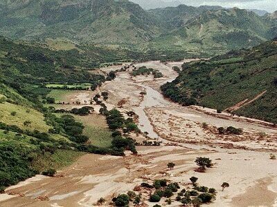 Vista del Rio Choluteca y Morolica Sepultada por agua y escombros Vista del Rio Choluteca y Morolica Sepultada por agua y escombros